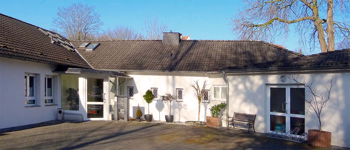 Außenansicht des ISST Unna mit Eingang und Parkplatz