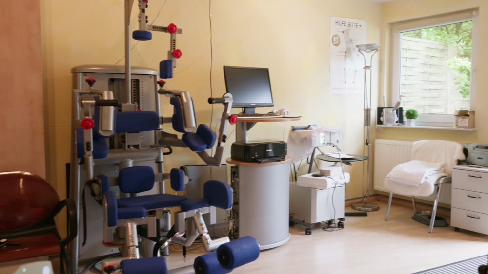 Therapieraum mit medizinischen Trainingsgeräten