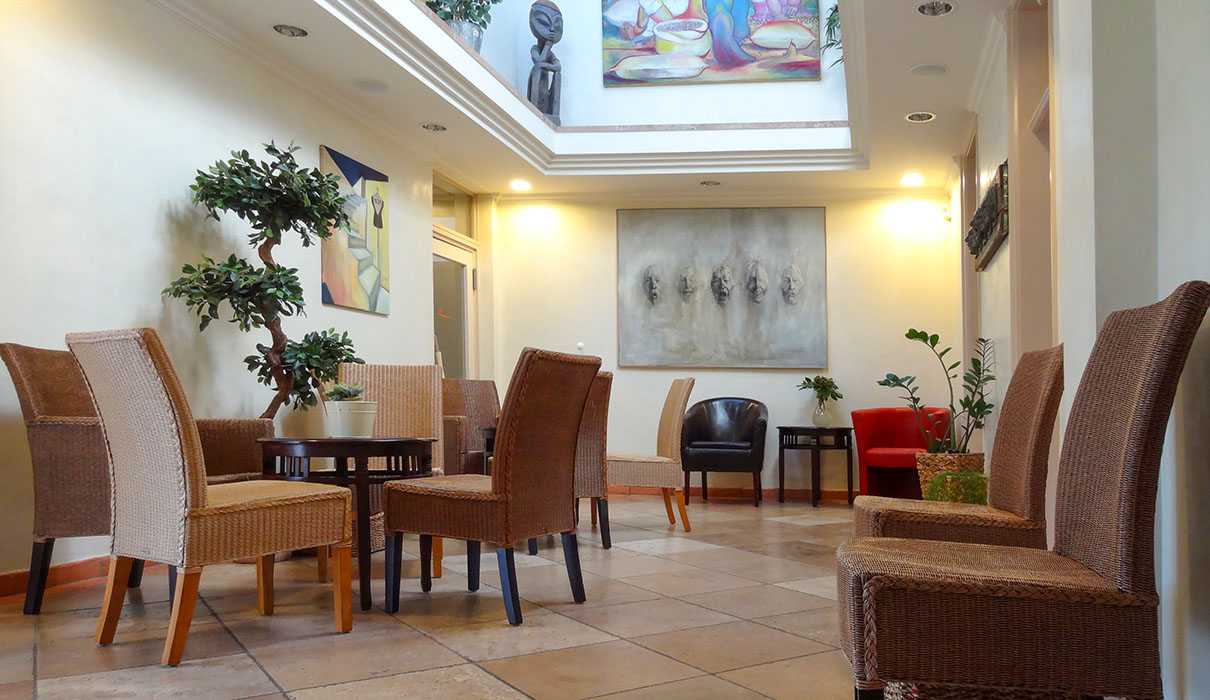 Wartebereich des ISST Unna mit Sesseln und Kunst an den Wänden